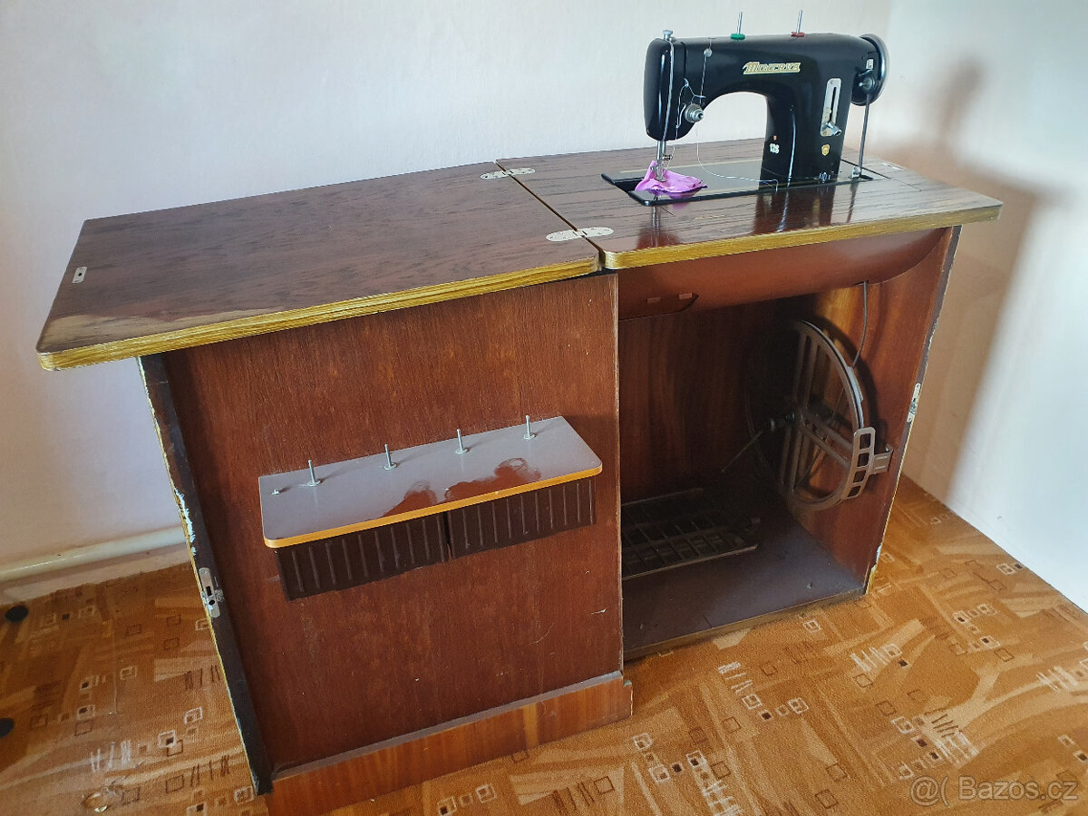 Starý šicí stroj Minerva 126 - 2