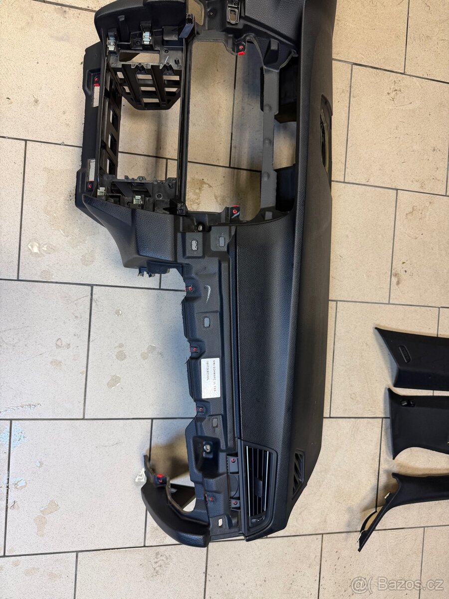 Palubní deska f10/f11 - 2