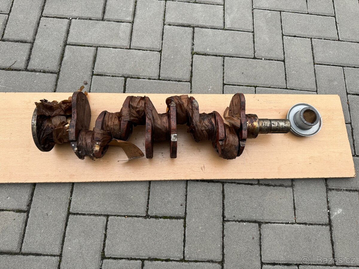 Volha Gaz 24, nova kliková hřídel, originál - 2