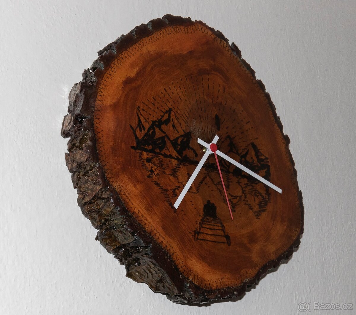 Hodiny z olše 35cm s motivem a pryskyčicí - 2