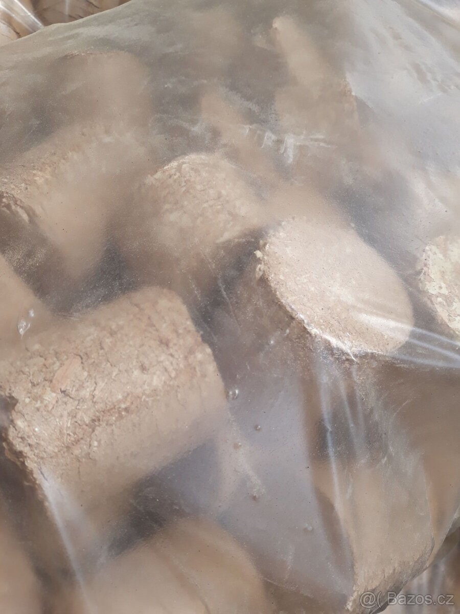 Dřevěné brikety z tvrdého dřeva 6,- - 2