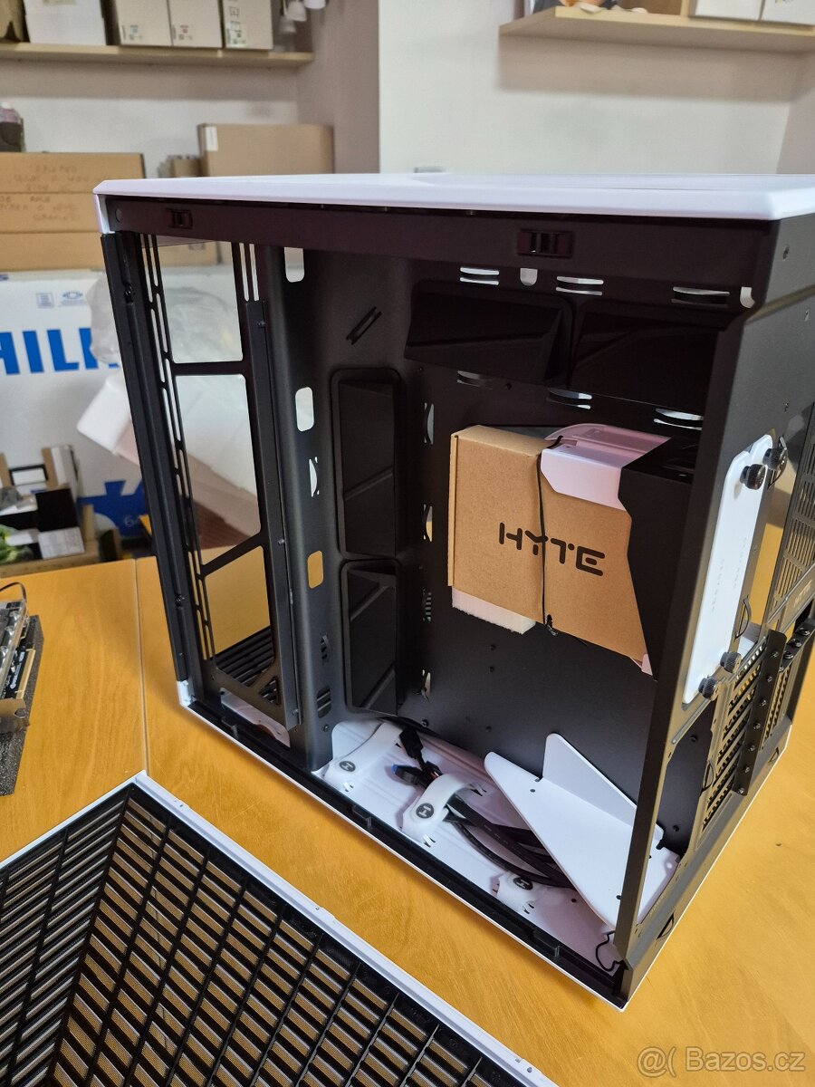 Skříň Hyte Y70 černo-bílá - 2