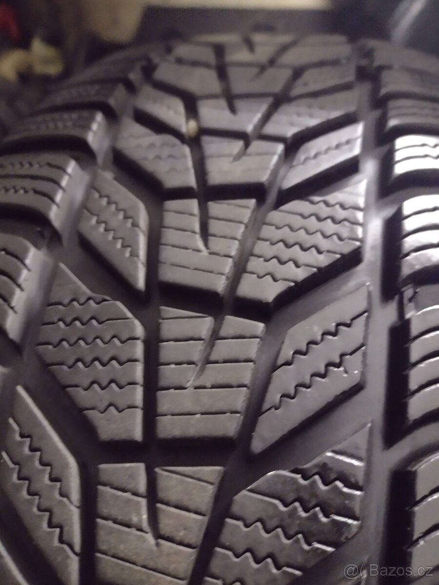 Prodám 215/60R17 96 H - 2