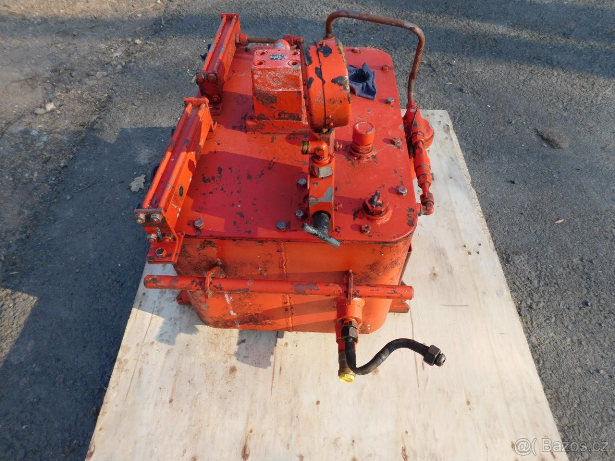 nádrž hydraulicka - 2