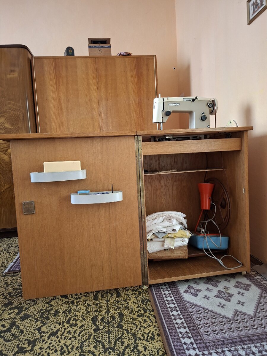 Šicí el/mechanický stroj funkční. - 2