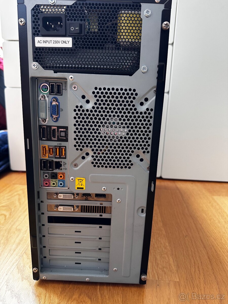 kancelářský stolní počítač - 2
