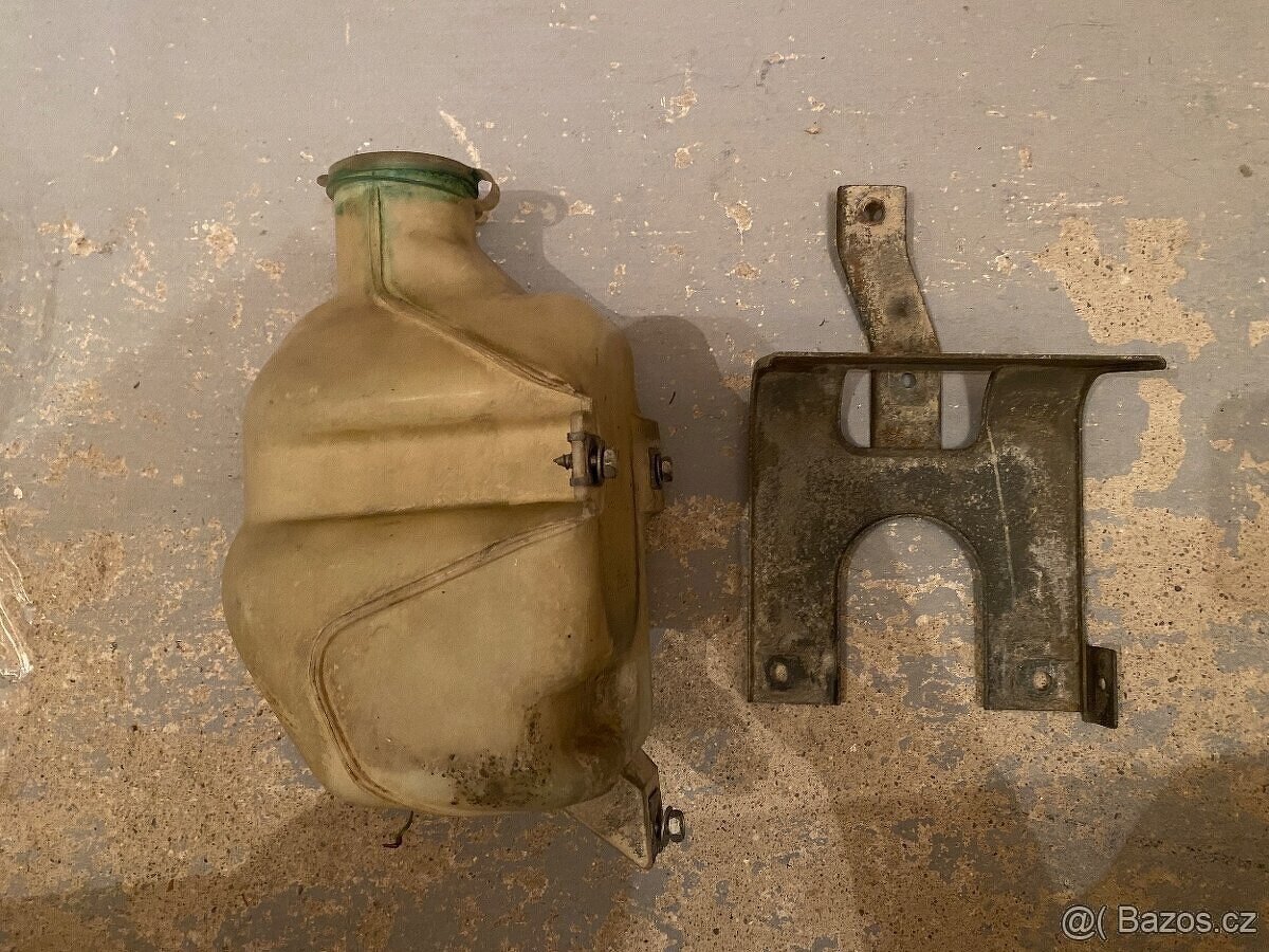 Nissan Patrol Y60 Díly - nádobka ostřikovačů, motorek - 2