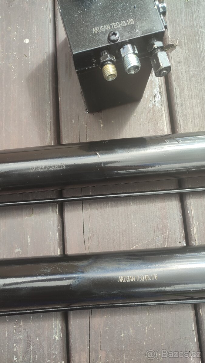 2x hydraulický válec, ruční pumpa na sklápění kabiny - 2