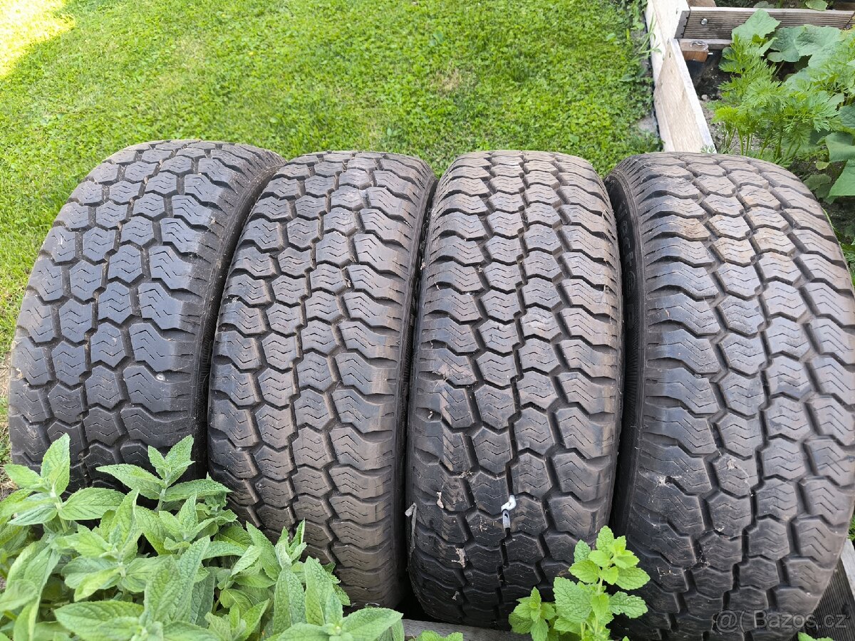 Goodyear 215/60/17C - 2