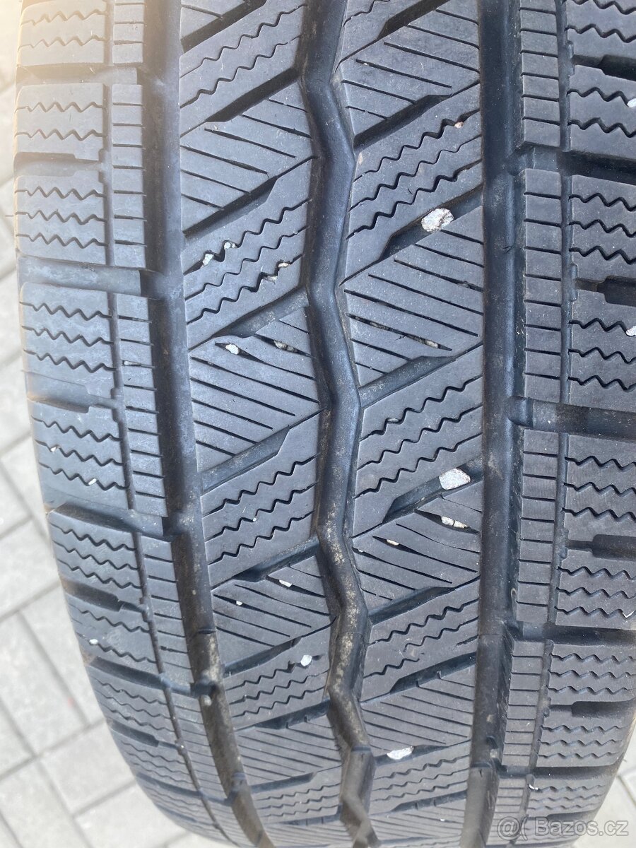 Hankook Vantra 215/65 R16 - 2