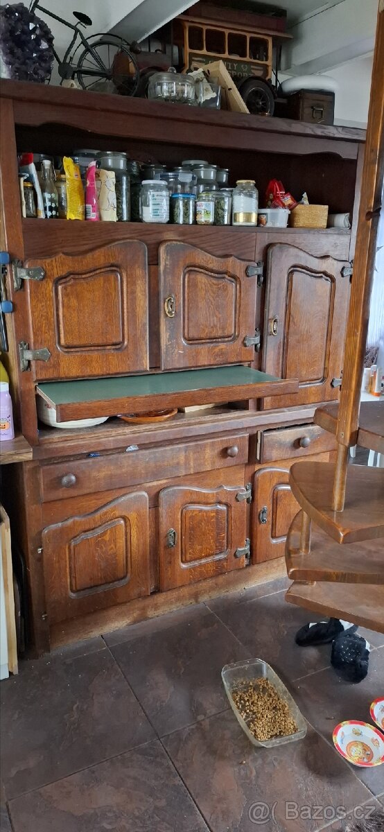 Velká stará kuchyňská skříň, dvířka masiv. - 2