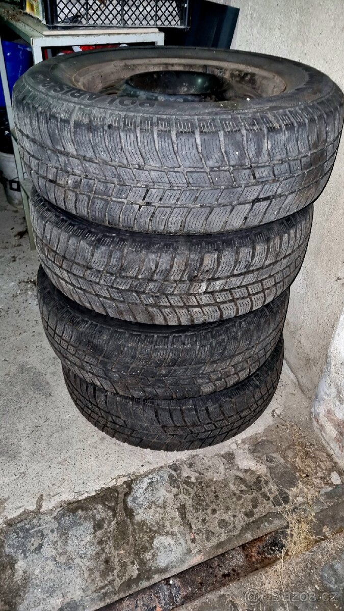 Sada kol R16 5x114,3(Kia, a pod.)Zimní 215/70 + poklice - 2