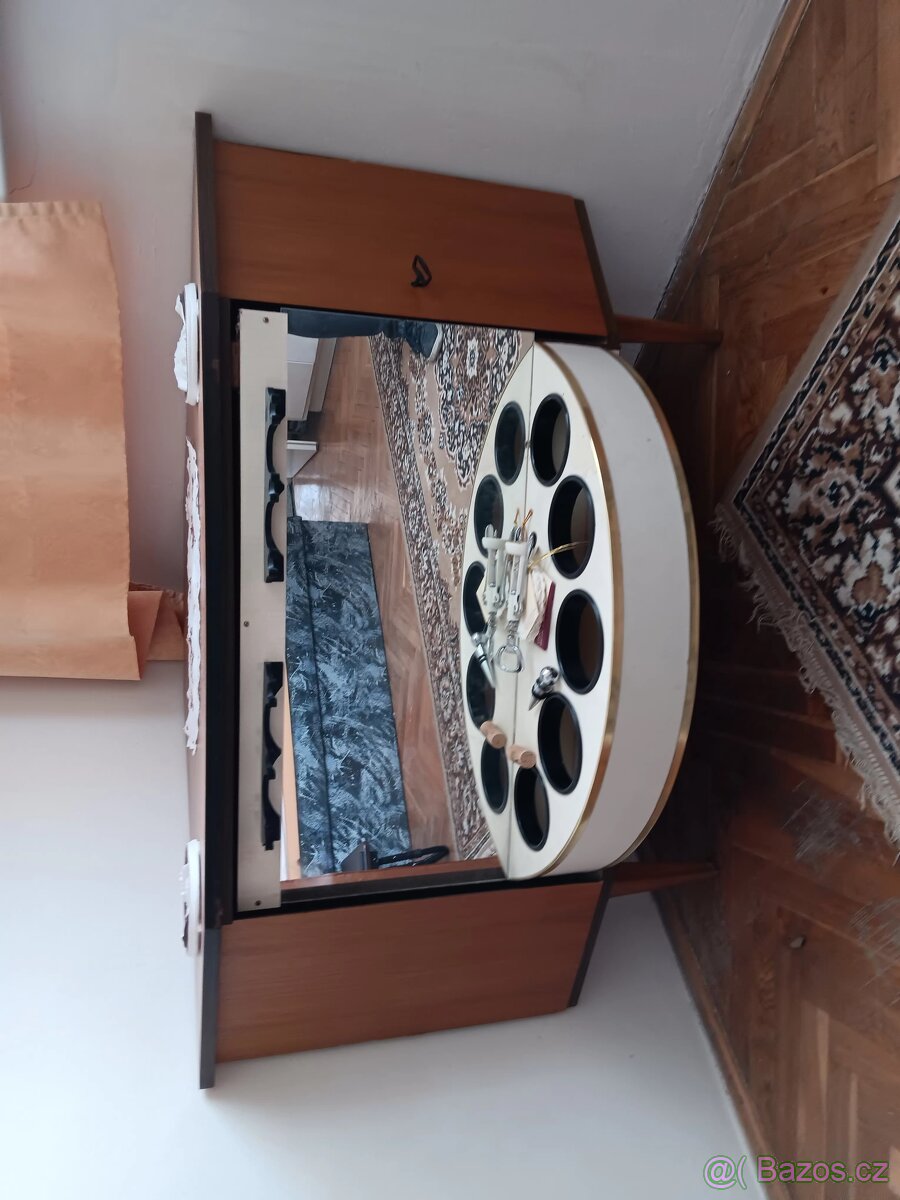 Starožitný otočný bar - 2