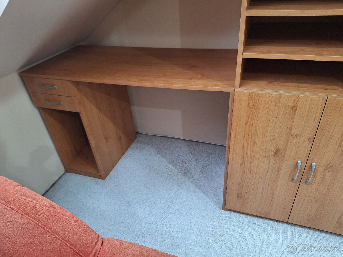 Stěna do obývacího pokoje s PC stolkem. - 2