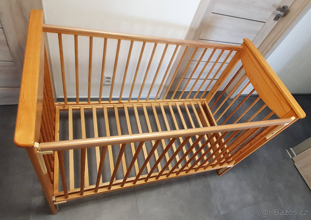 Dřevěná dětská postýlka + matrace + mantinely. - 2