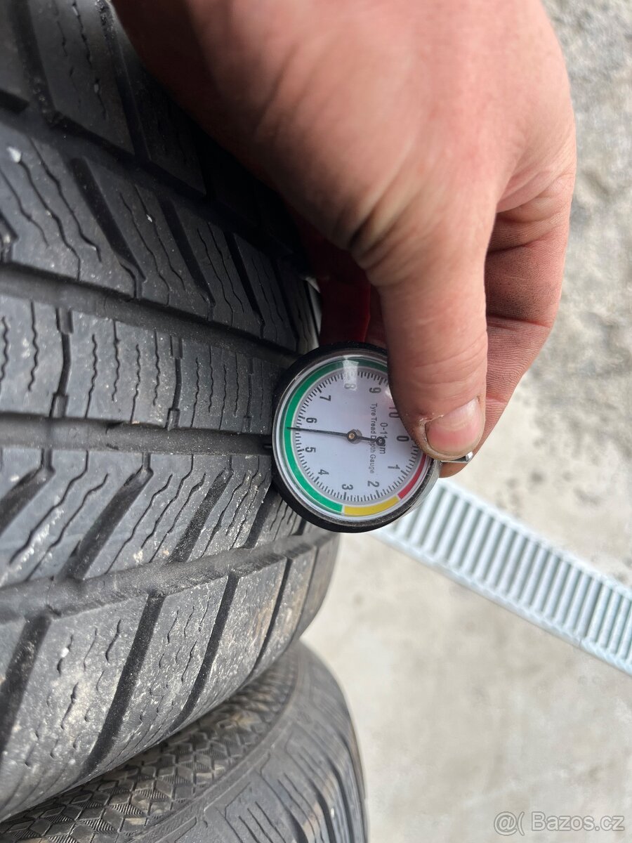 Pneu 215/65 R17 - 2