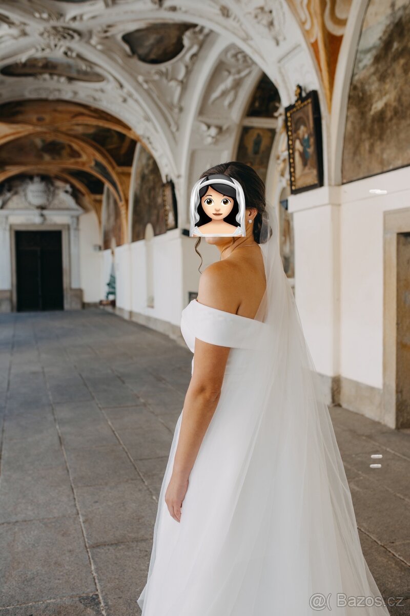 Třpytivé svatební šaty včetně závoje - 2