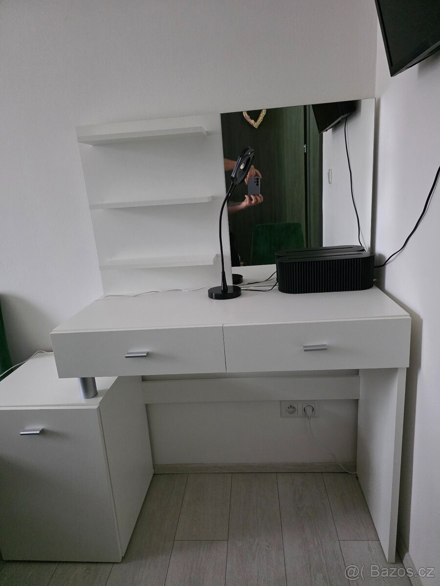 Kosmetický stolek - 2