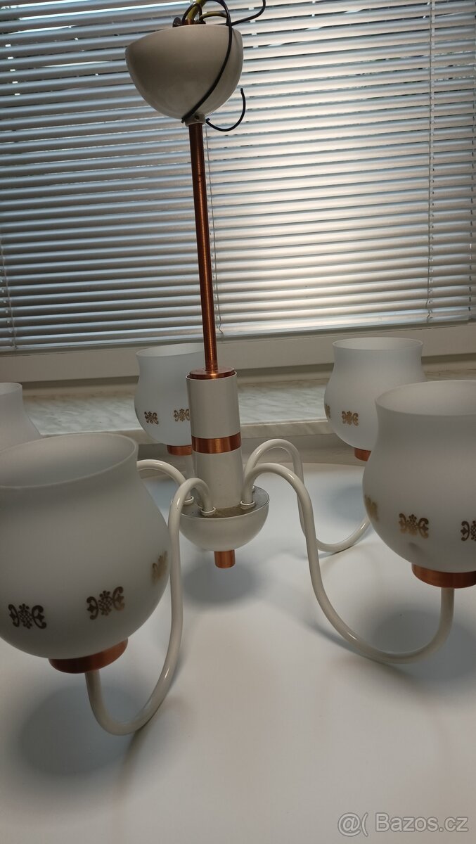 Lustr petiramenny - 2