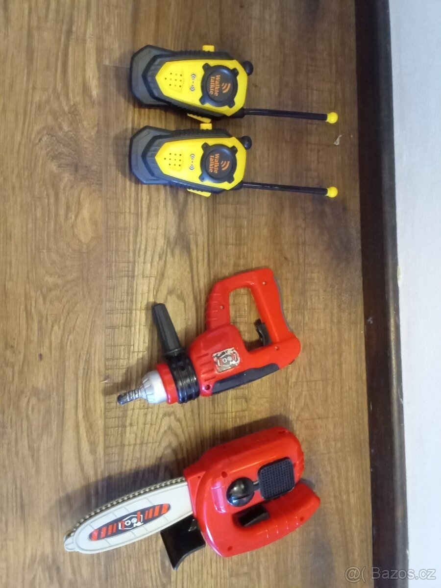 Pila, vrtačka, vysílačky. - 2