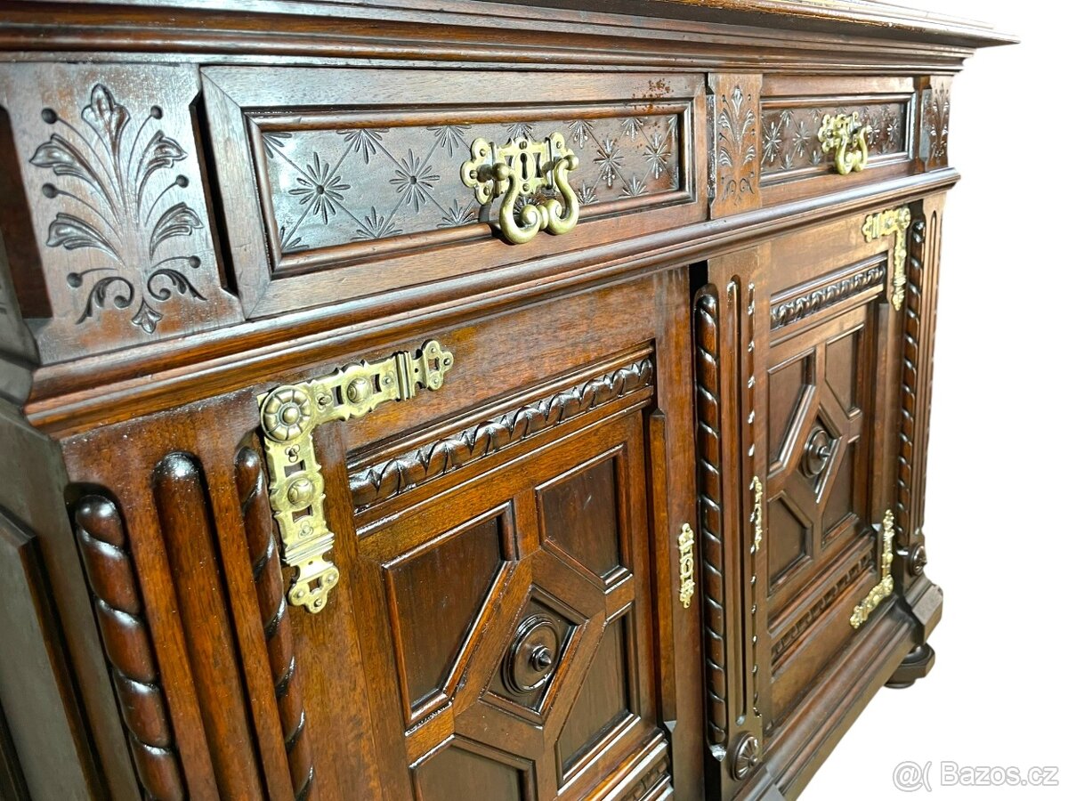 Starožitná komoda s kováním - 2