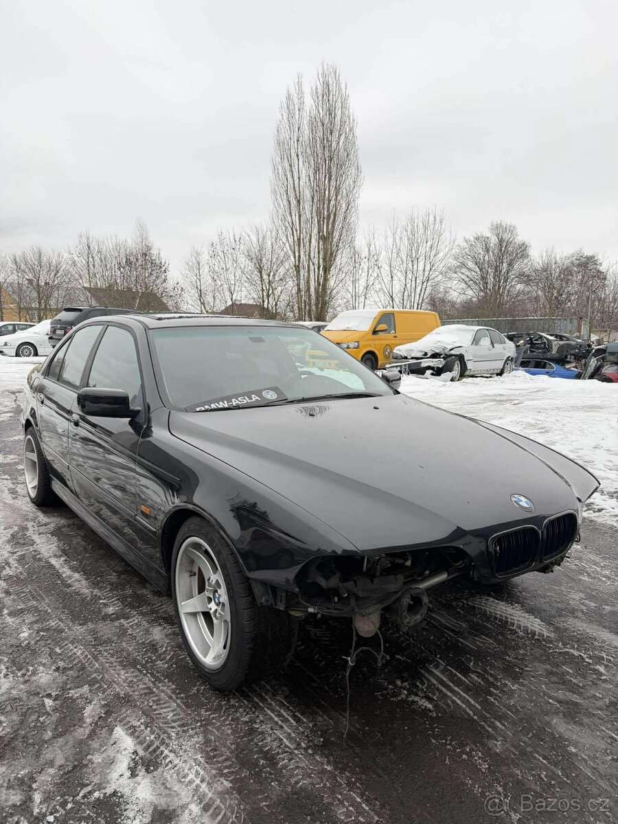 Na díly-BMW E39 528i cosmosschwarz - 2