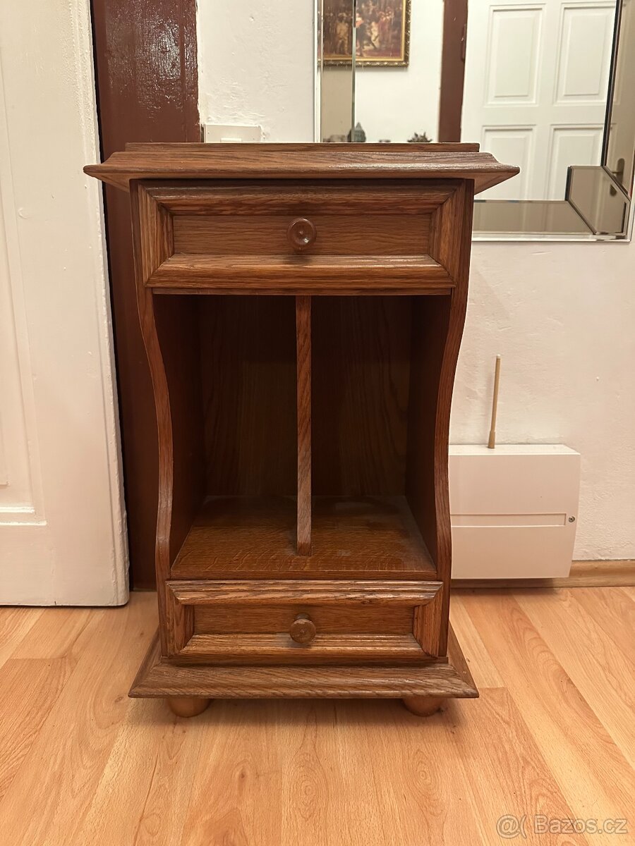 Dřevěná skříňka s úložným prostorem a zásuvkami - 2