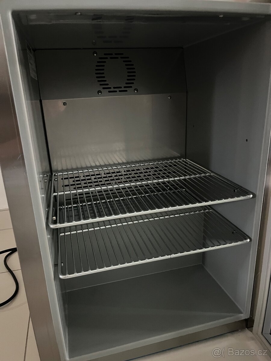 Lednice na plechovky Liebherr - 2