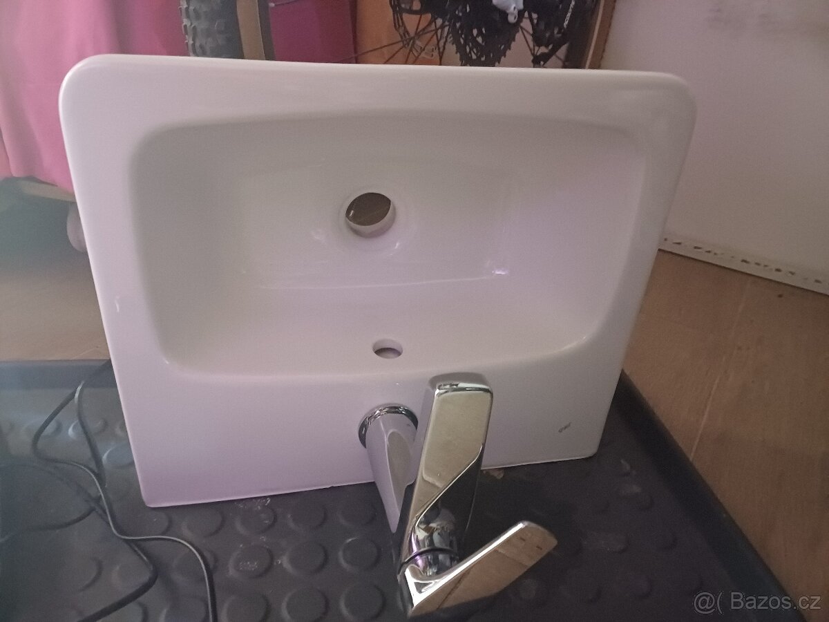 Umyvadlo s pákovou baterií - 2