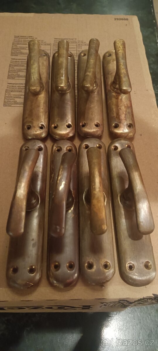 Mosazné kování , kliky kličky. - 2