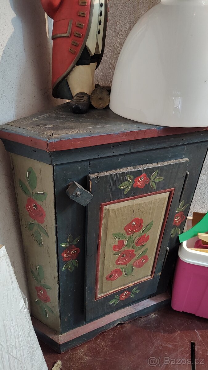Skříň zdobená - 2