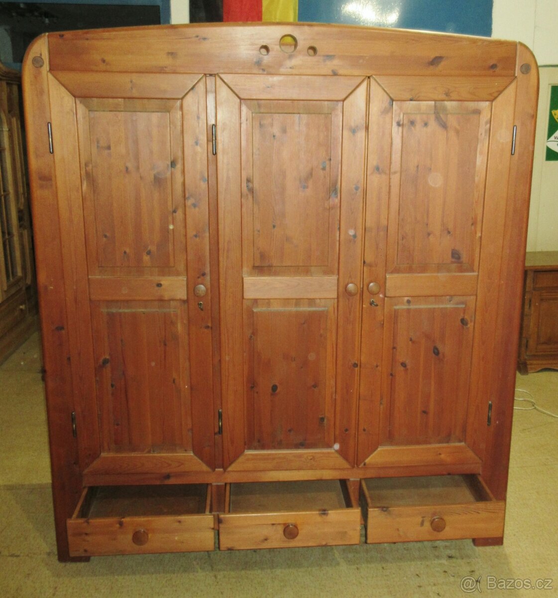 Borovicová šatní skříň třídveřová - celomasiv - 2