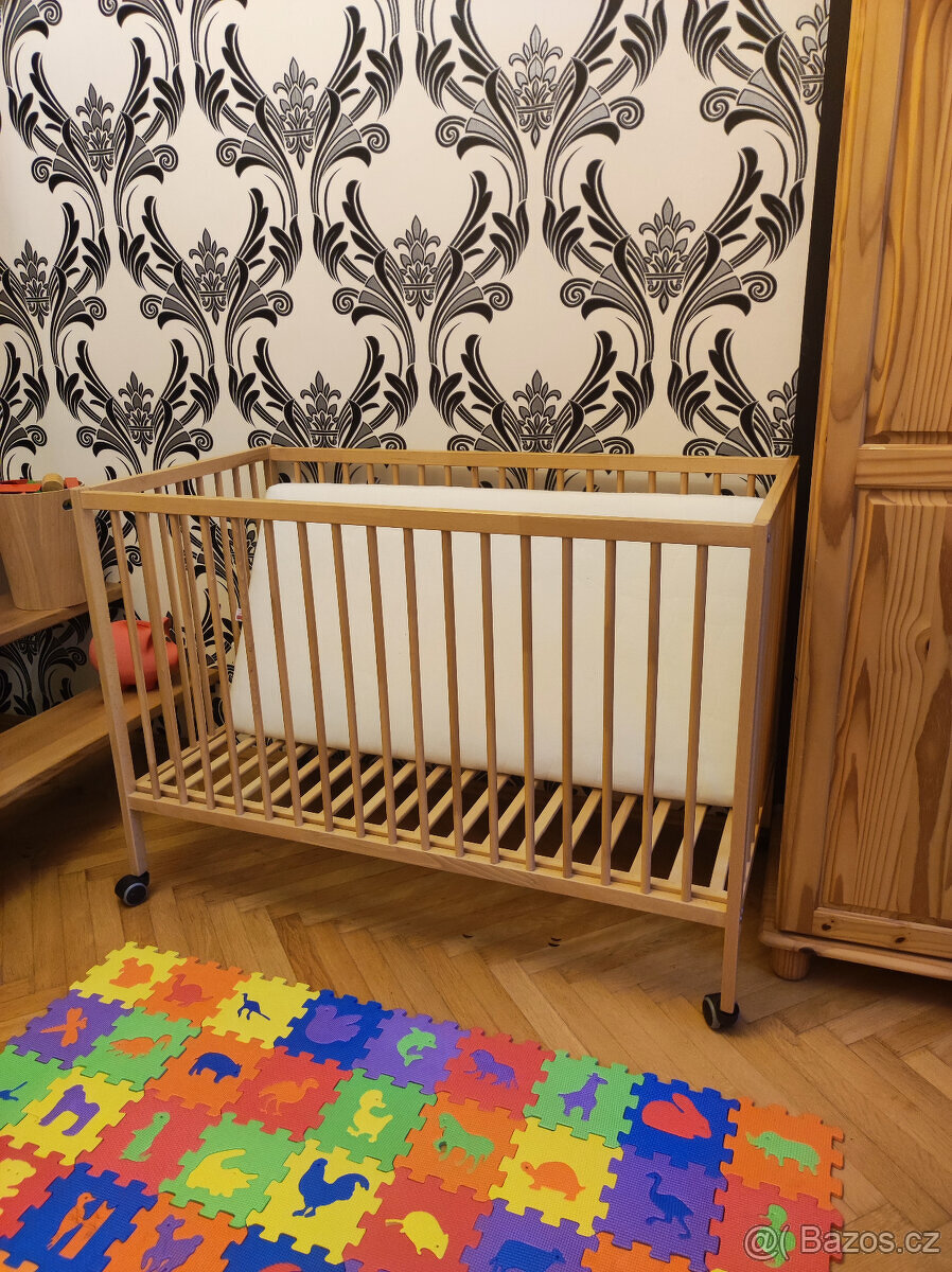 Dřvěná dětská postýlka n kolečkách - 2