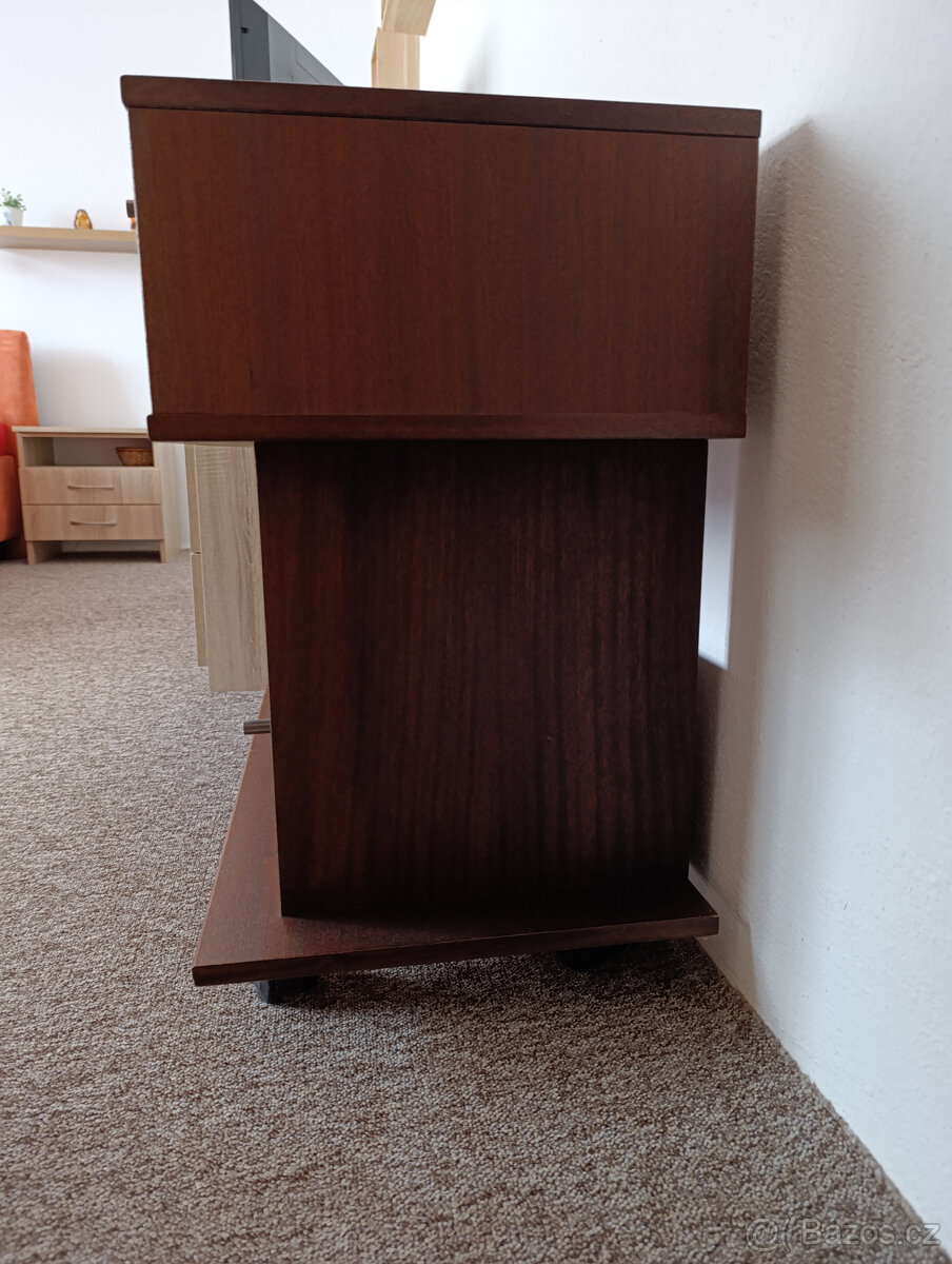 Televizní stolek na kolečkách - 2