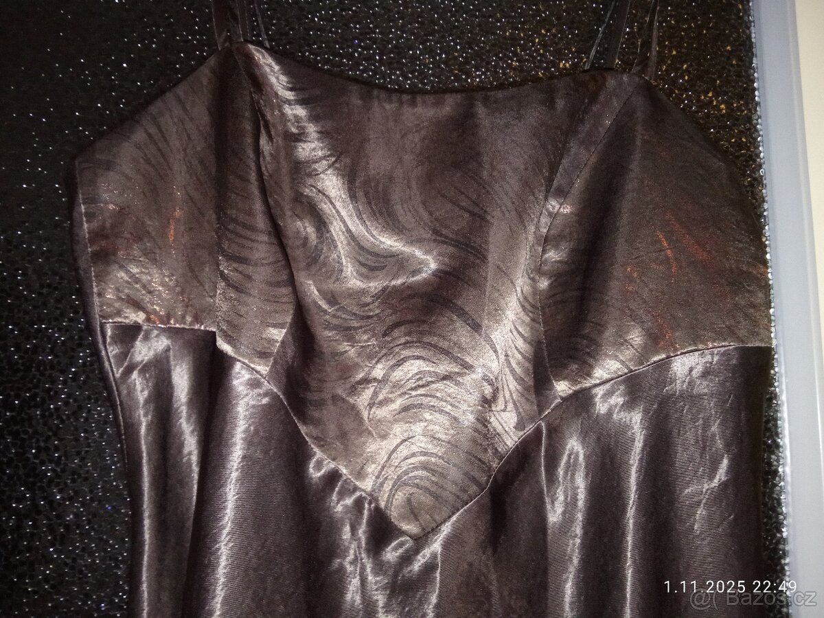 Krásné hnědé lesklé šaty na ples v letošní módní barve - 2