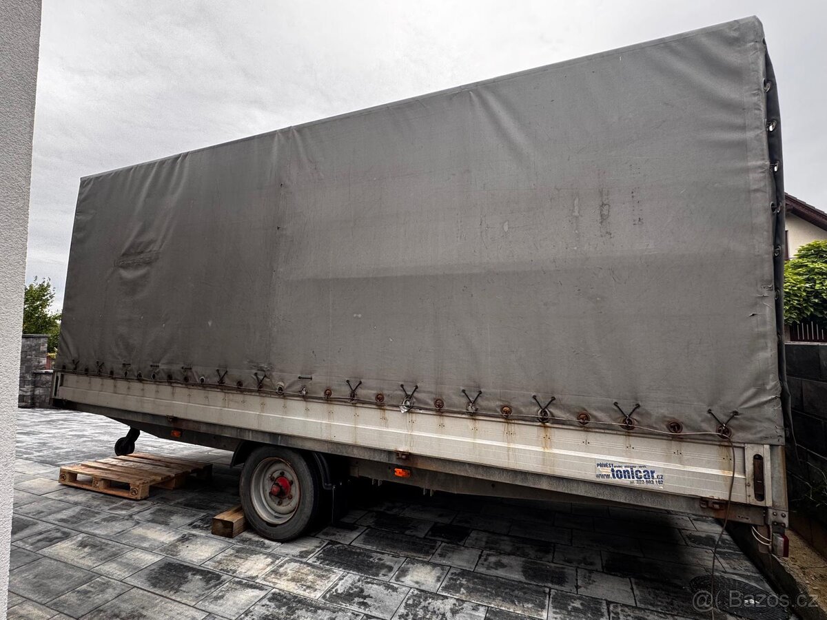 Nákladní přívěs s plachtou - 2