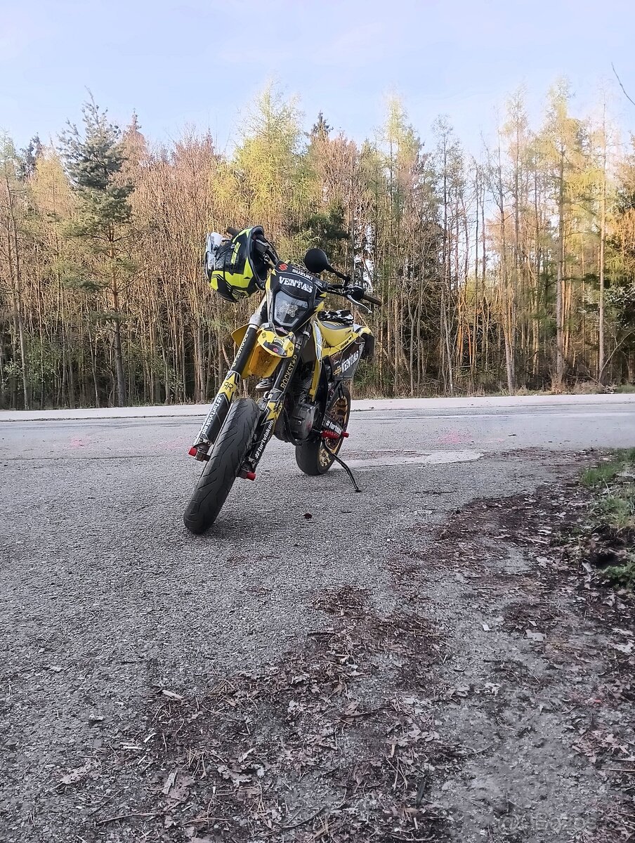 Suzuki Dr 350 (385sm) spěchá - 2