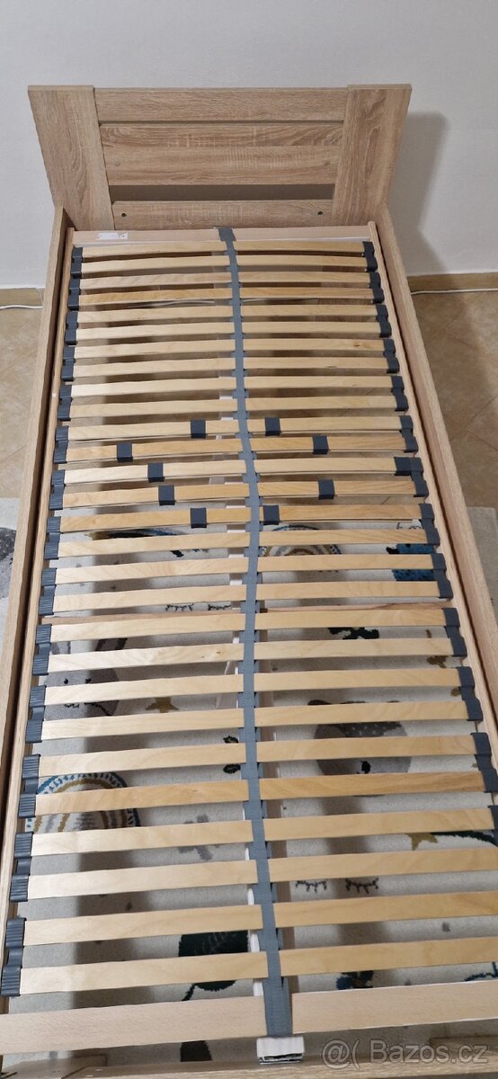 Prodám postel 90x200 s roštem. Cena 2500 kč - 2