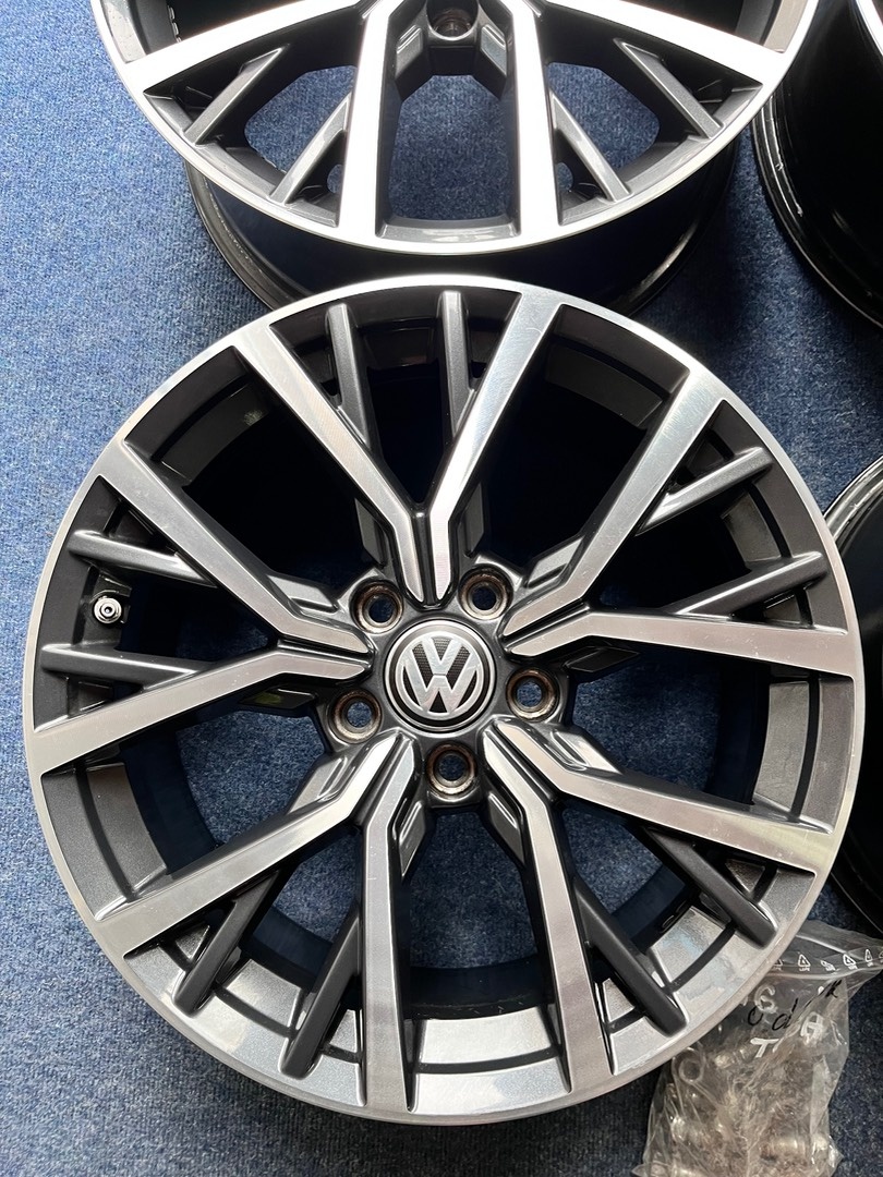 5x112 R17 VW Tiguan / Tulsa - originál Alu + šrouby - 2