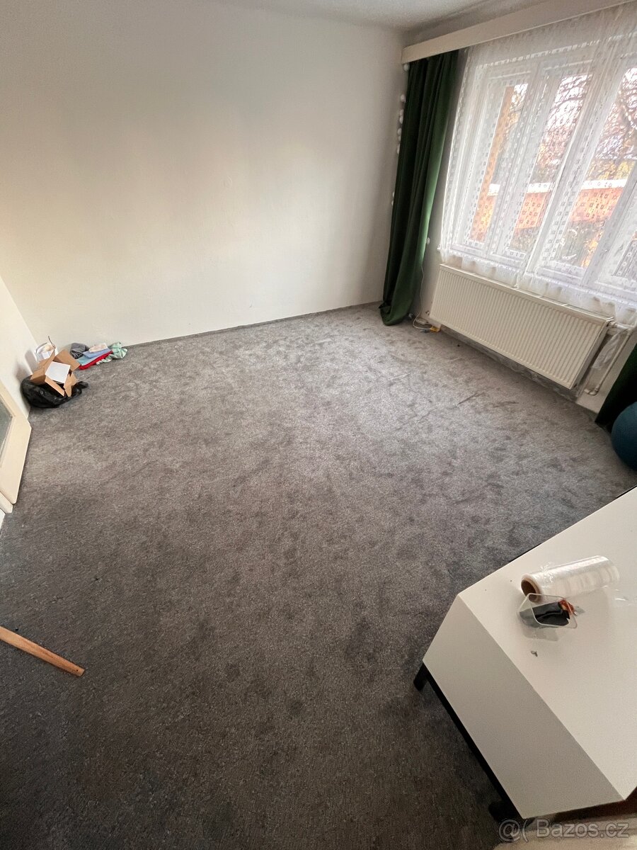 Koberec ORFA šedý 440×430 cm, velmi dobrý stav - 2