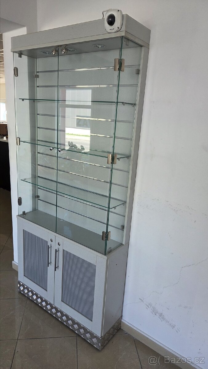 Skleněná vitrína - 2