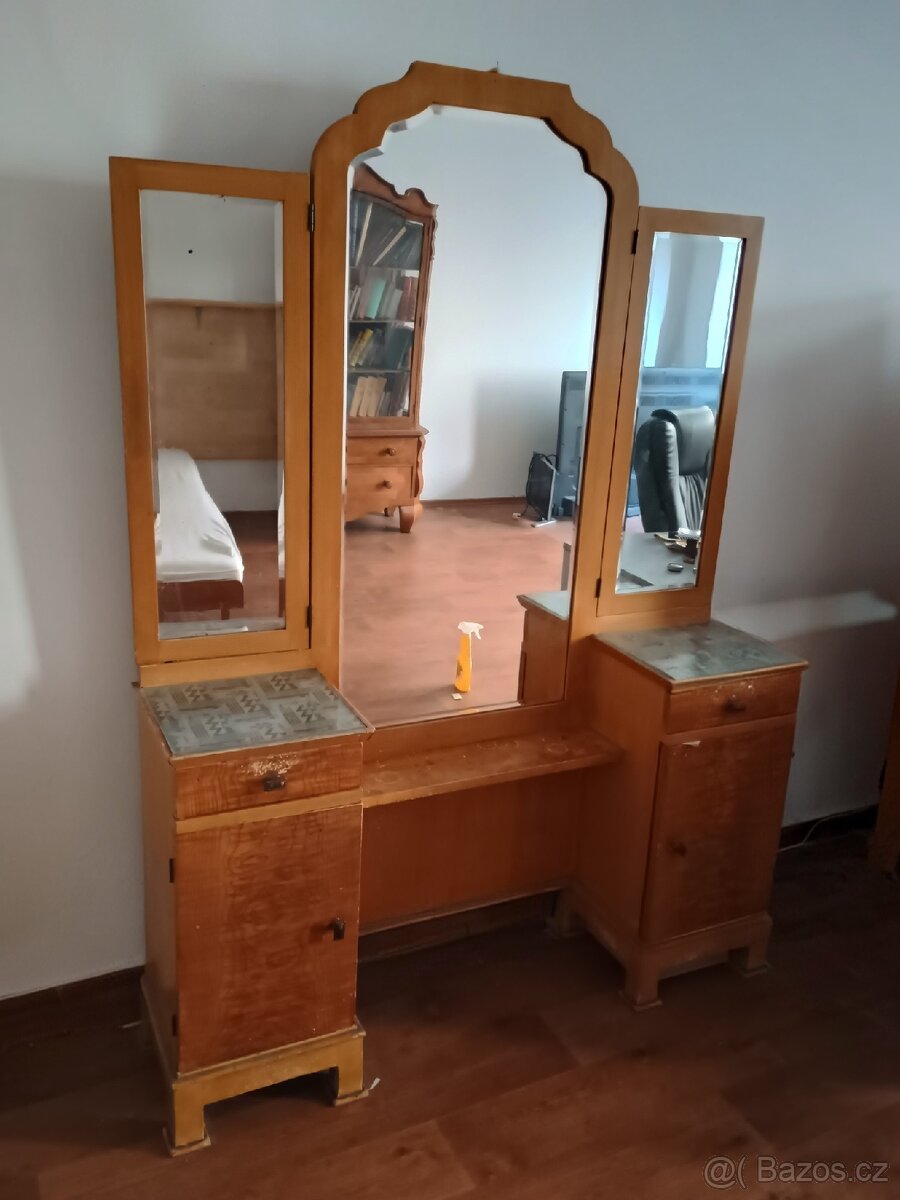 Starožitný toaletní stolek. - 2