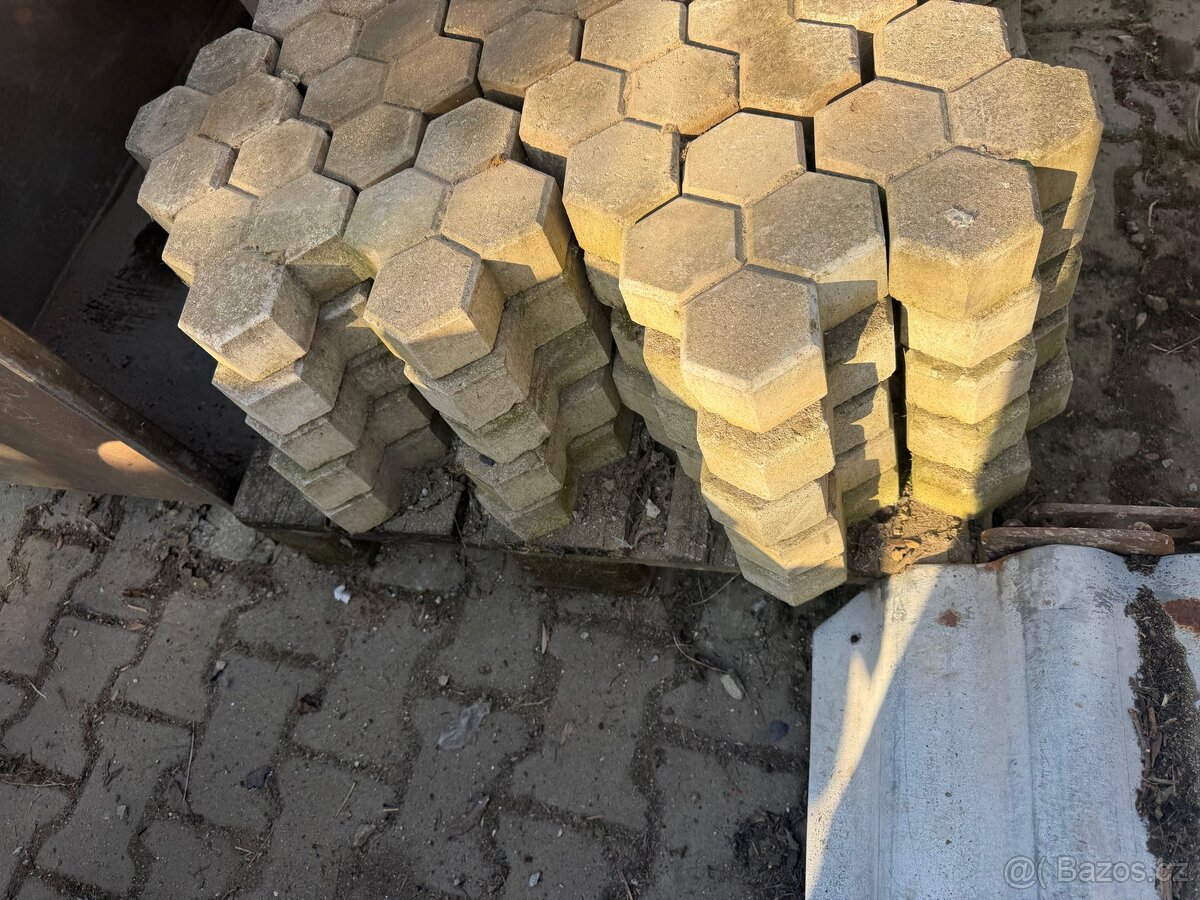 Zámková dlažba cca 6m2 - 2