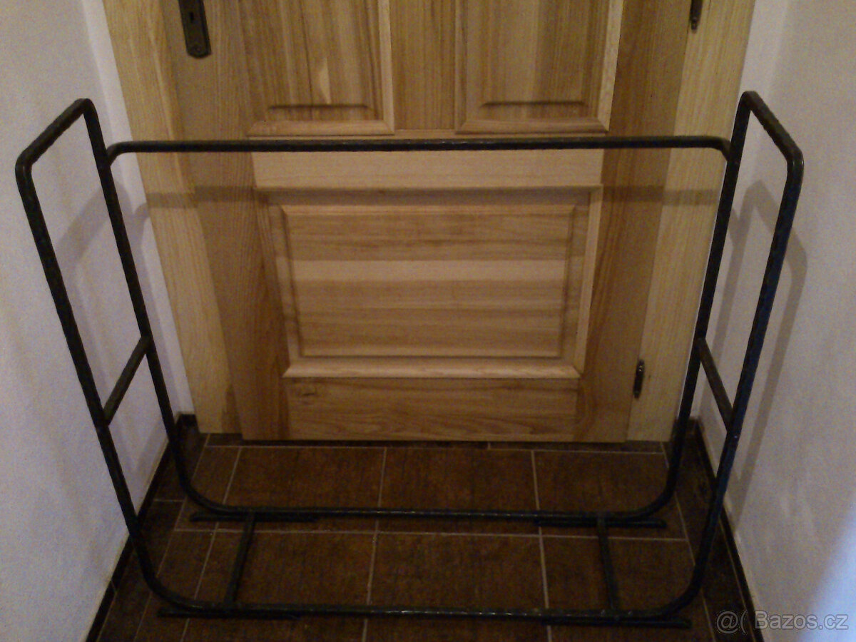 Nepoužitý kovaný zásobník na palivové dřevo - 2