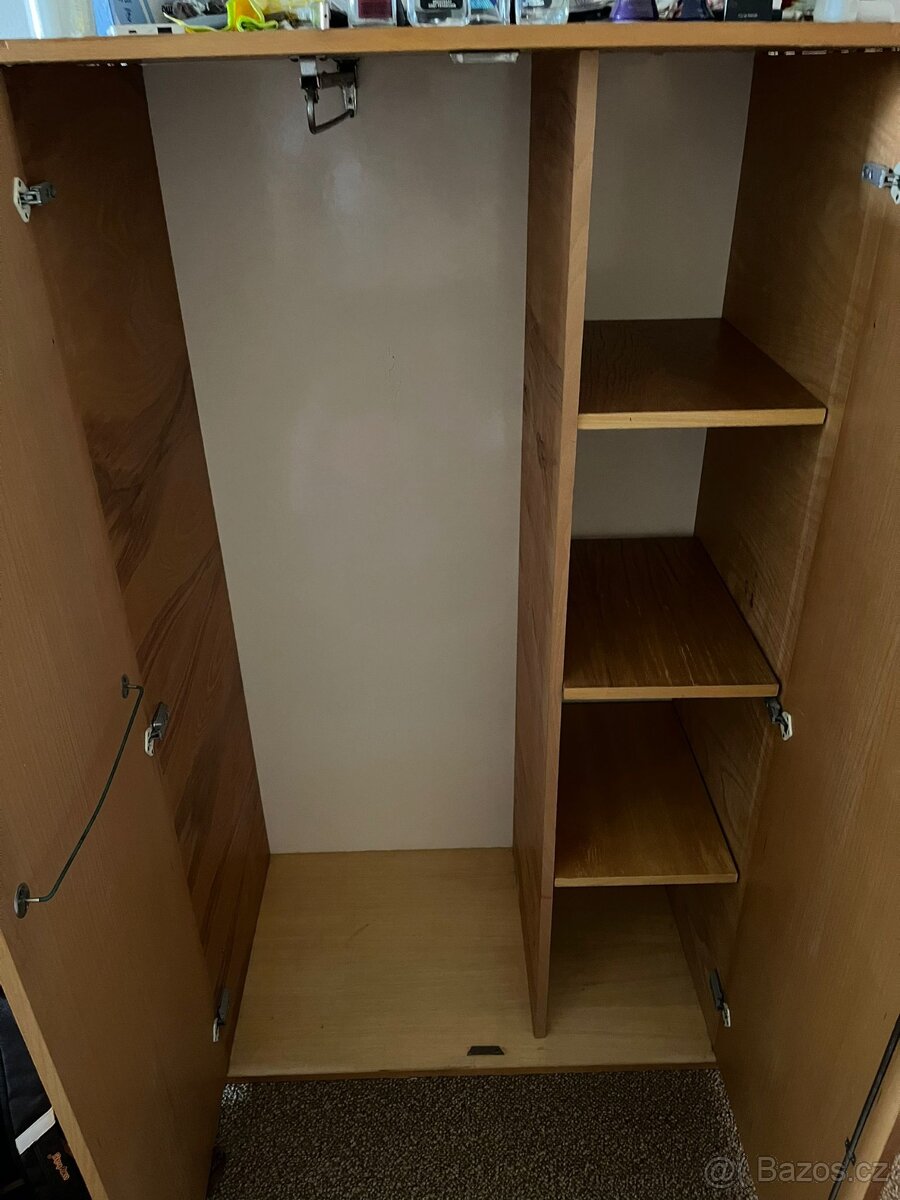 Prodám dřevěnou skříň - 2