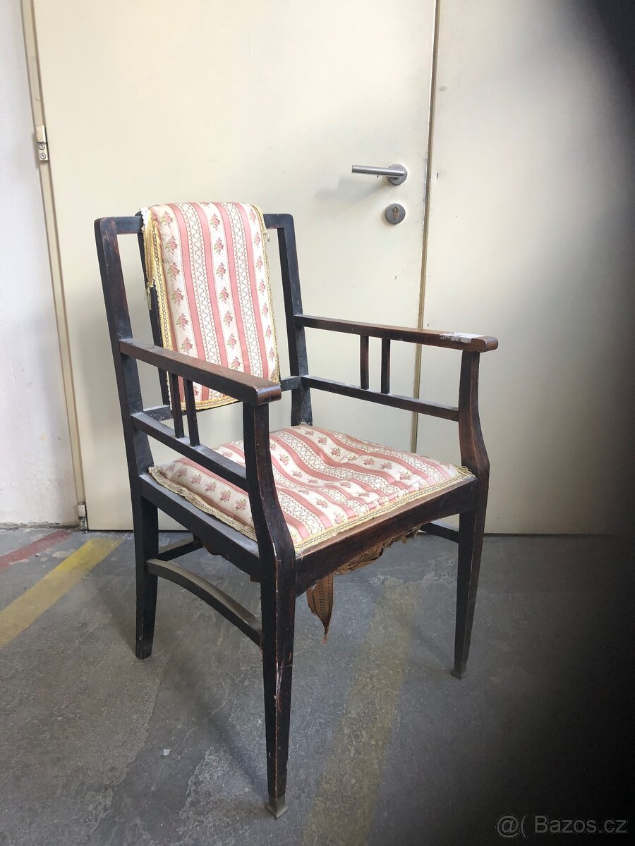 Historická čalounená židle - 2
