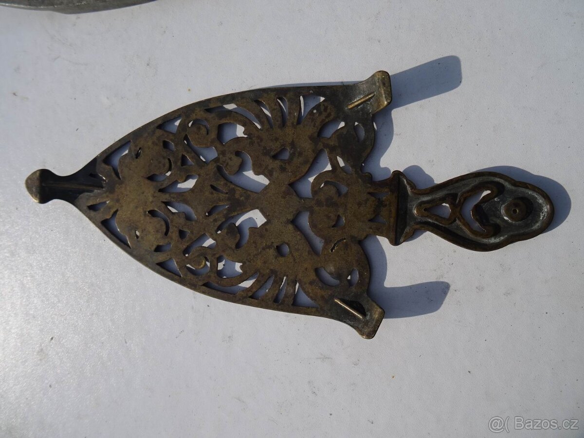 Staré podložky pod žehličky . - 2