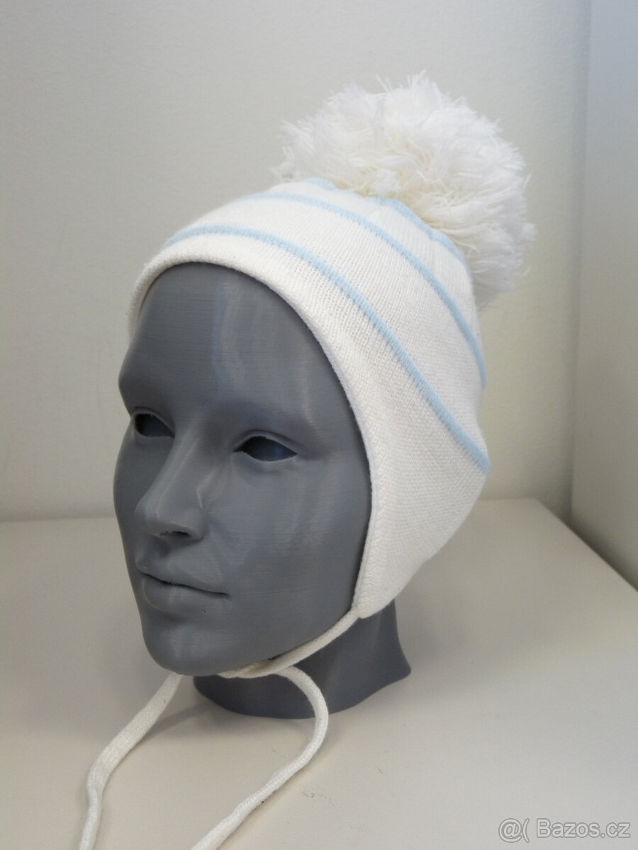 Bílá čepice s bambulí. - 2