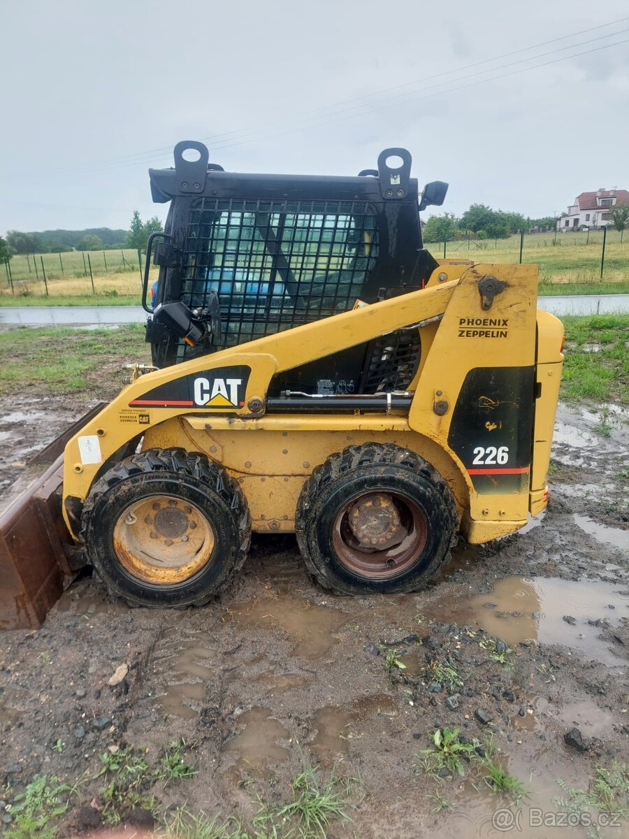 CAT 226B - smykový nakladač - 2