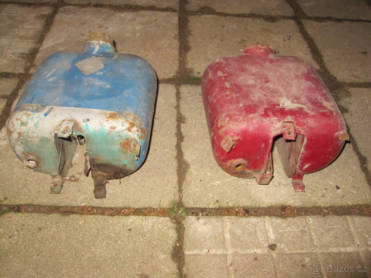 dvě nádrže na Jawa pařež 555;05 - 2